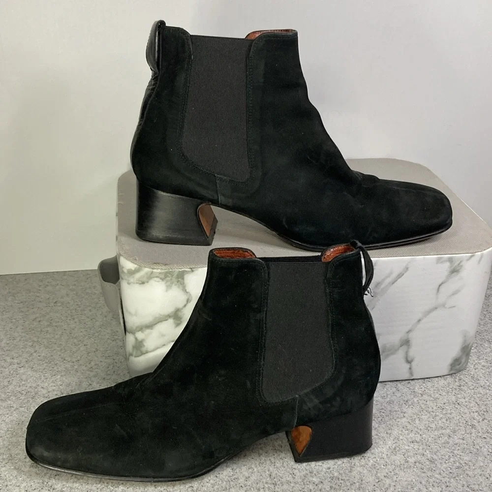 Donald‎ j Pliner black suede ankle boots with stacked swoop heel. Size 6.5m. B14